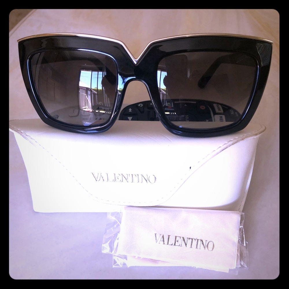 Valentino Sunglasses Black V674S